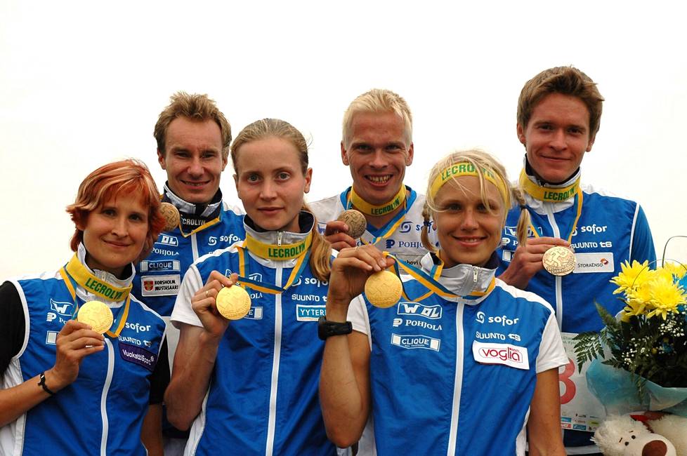 Vuoden 2007 MM-kisoissa Suomen naiset Paula Haapakoski (vas.), Heli Jukkola ja Minna Kauppi juhlivat viestikultaa ja miehet Mats Haldin (vas.), Pasi Ikonen ja Tero Föhr viestipronssia.