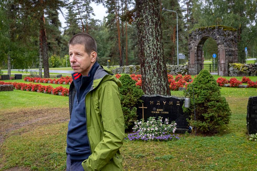 Brittiläinen Philip Gomm vieraili Ruokolahden hautausmaalla tarkka-ampuja Simo Häyhän haudalla.