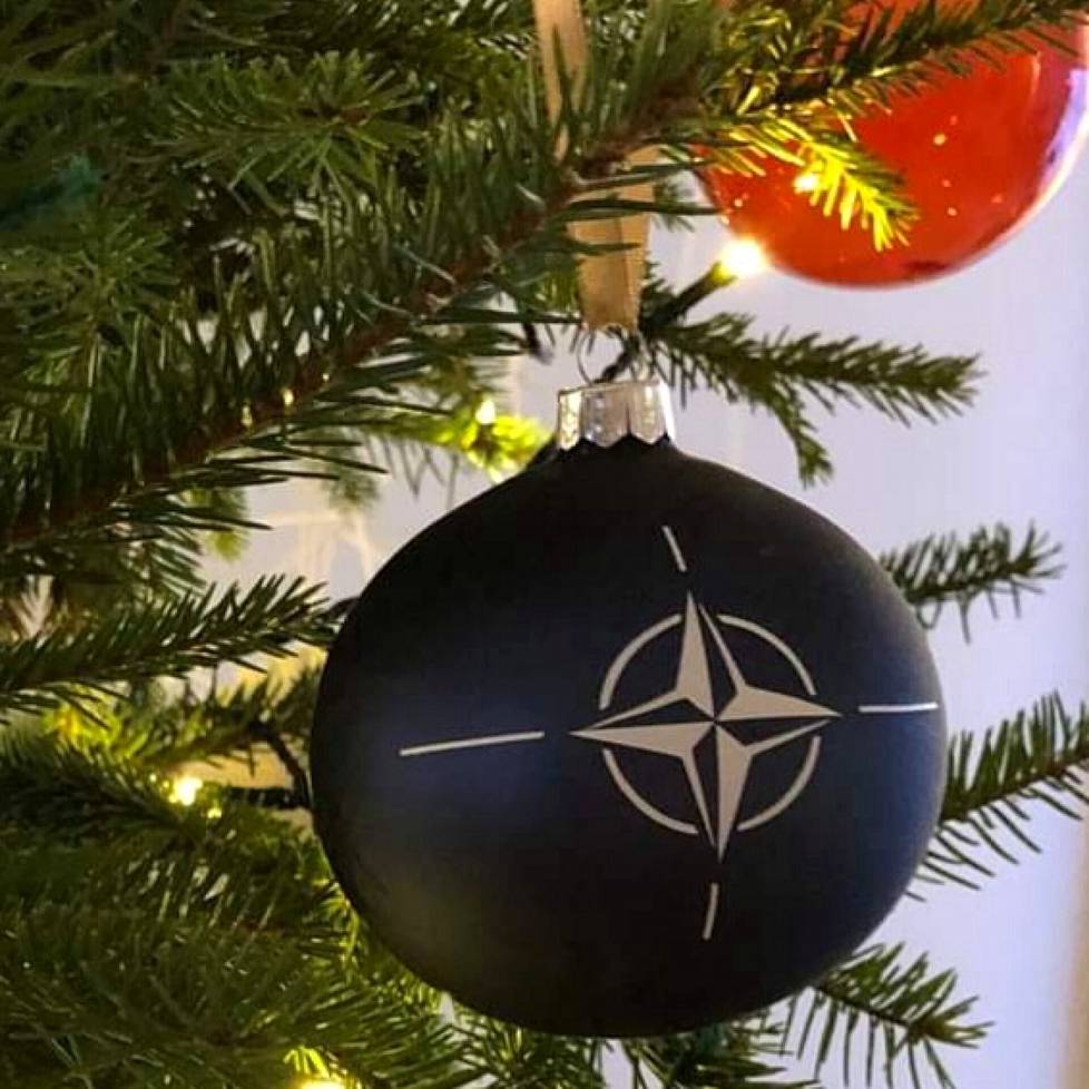 Nato-aiheinen joulupallo koristamassa kuusta jouluna 2021.