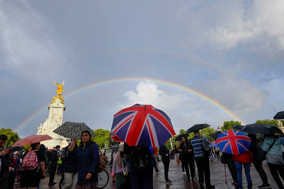 Sateenkaari ilmestyi taivaalle Buckinghamin palatsin edustalle kuningatar Elisabetin kuolinpäivänä 8. syyskuuta 2022. Paikalle oli kerääntynyt paljon yleisöä.