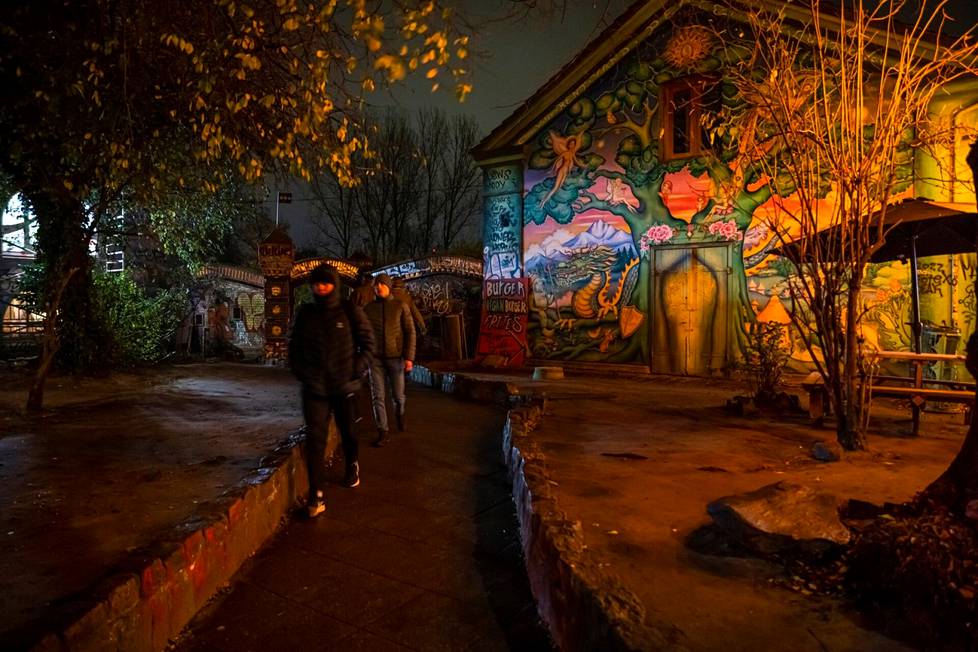 Christiania on rakennettu entiselle armeijan kasarmialueelle. Se syntyi 1971 hippiliikkeen hengessä.