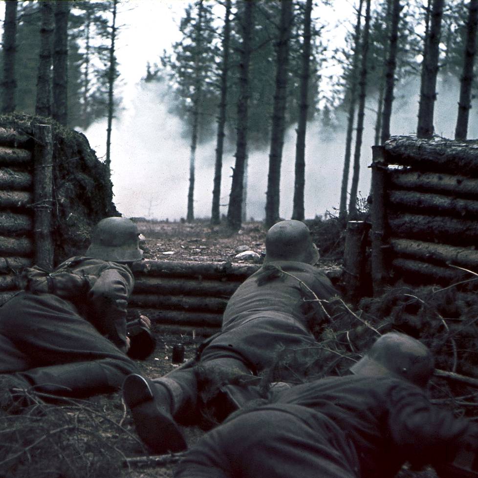 Suomalaissotilaita pesäkkeessä vuonna 1941.
