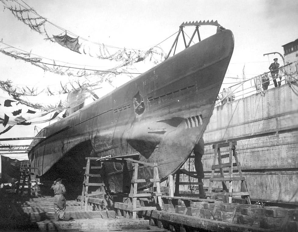 Vetehistä korjataan telakalla Turussa 1942. Vetehinen upotti vihollisen sukellusveneen erikoisella tavalla: törmäämällä. Rysähdyksessä Vetehinenkin koki kovia.
