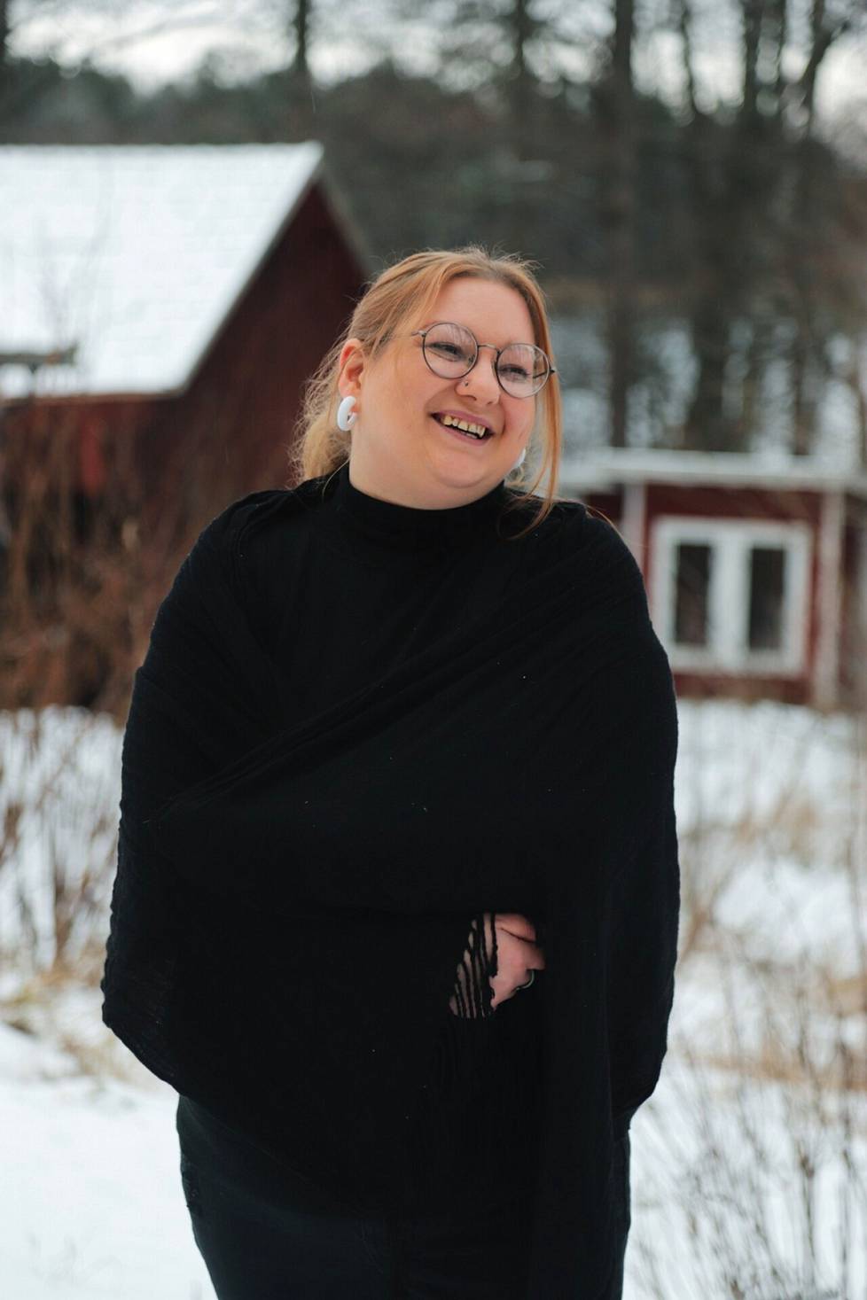 Laura Pesonen, 35, asuu Ilomantsissa kahden lapsensa, kumppaninsa sekä mäyräkoira Lyylin kanssa. Laura työskentelee itseoppineena taiteilijana. 
