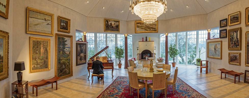 Ahvenanmaan varakkain mies Anders Wiklöf tapaili kappaletta pianolla vapaa-ajanasunnollaan taidekokoelmansa keskellä. Wiklöfin taidekokoelmaa on sanottu Pohjoismaiden merkittävimmäksi yksityiskokoelmaksi. Seinillä on taidetta kymmenien miljoonien eurojen arvosta. Wiklöf myös lainaa teoksia mielellään museoille.