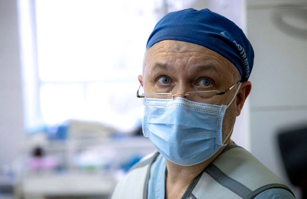 Johtava traumatologi Petro Nikitin seuraa leikkauksen edistymistä silmä tarkkana.
