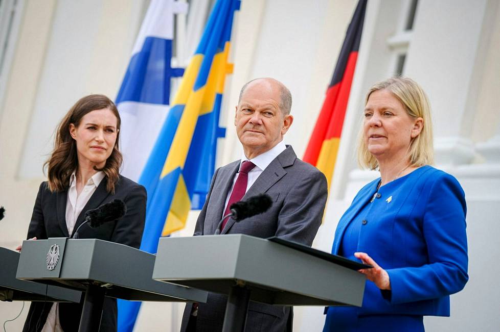 Pääministeri Sanna Marin (sd) vieraili Ruotsin pääministerin Magdalena Anderssonin kanssa Saksassa 3. toukokuuta tapaamassa Saksan liittokansleria Olaf Scholtzia. Kaikki kolme ovat puoluekannaltaan sosialidemokraatteja.
