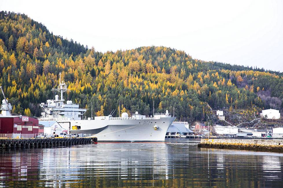 Ruskan kuulaat värit toivottivat USS Mount Whitneyn tervetulleeksi Trondheimin satamaan.