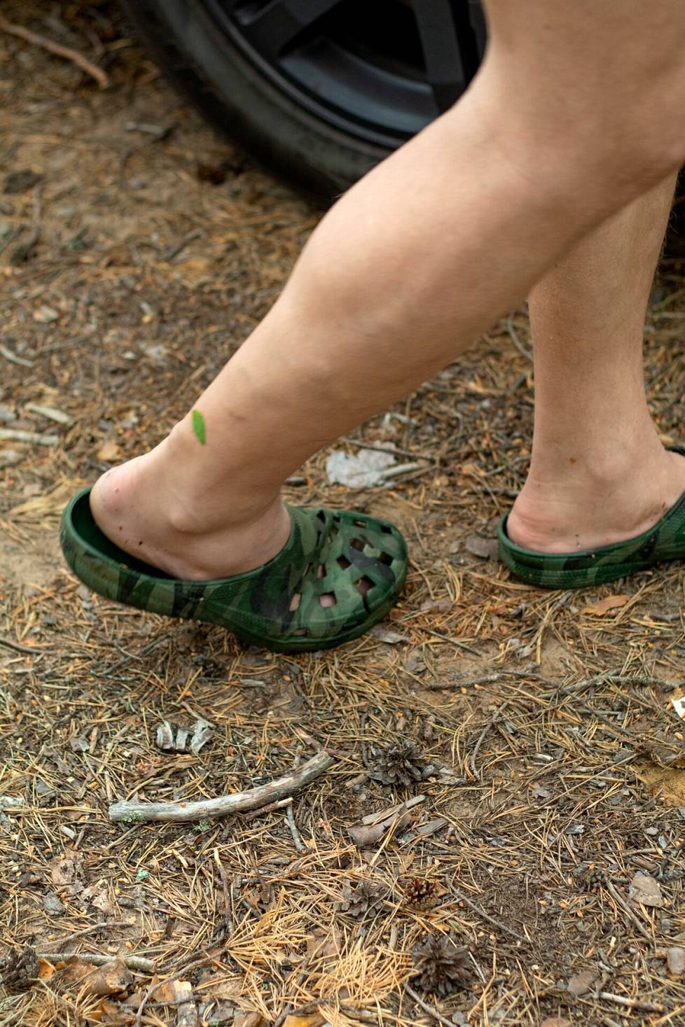 Metsässä liikkuessa kenkien on hyvä olla käytännölliset ja olosuhteisiin sopivat. 