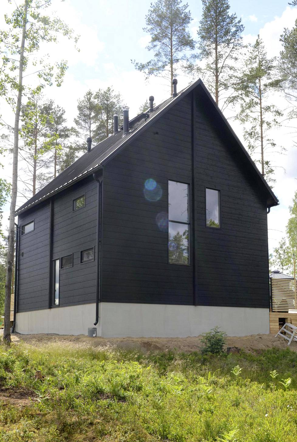 Honka Inkin mustanpuhuva talo on saanut innoituksensa tanskalaisista harjakatoista.