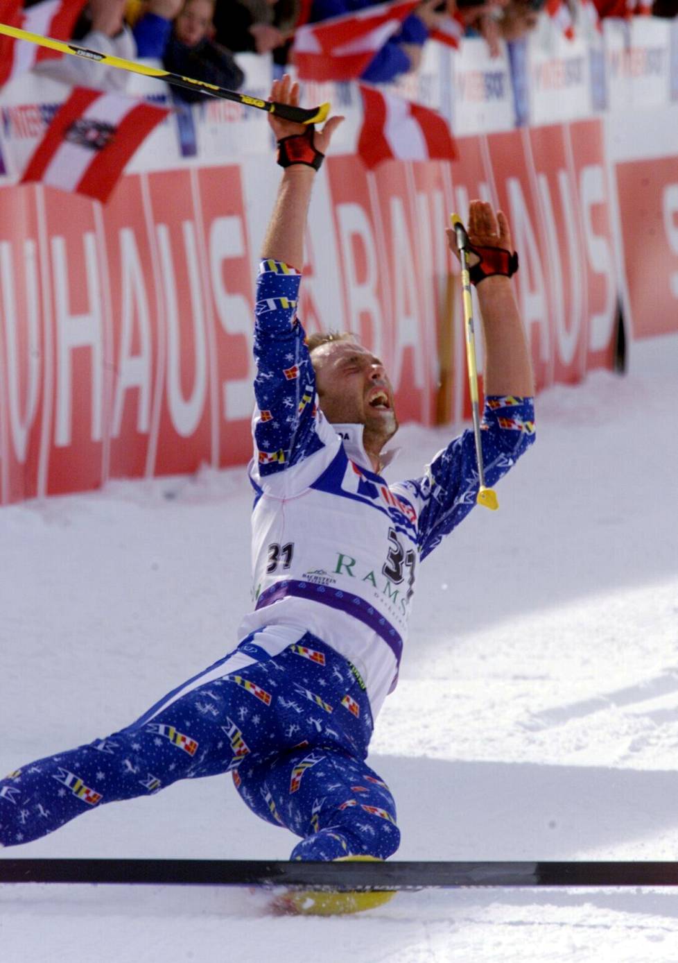 Mika Myllylä Ramsaun MM-hiihtojen 50 kilometrin maalissa.