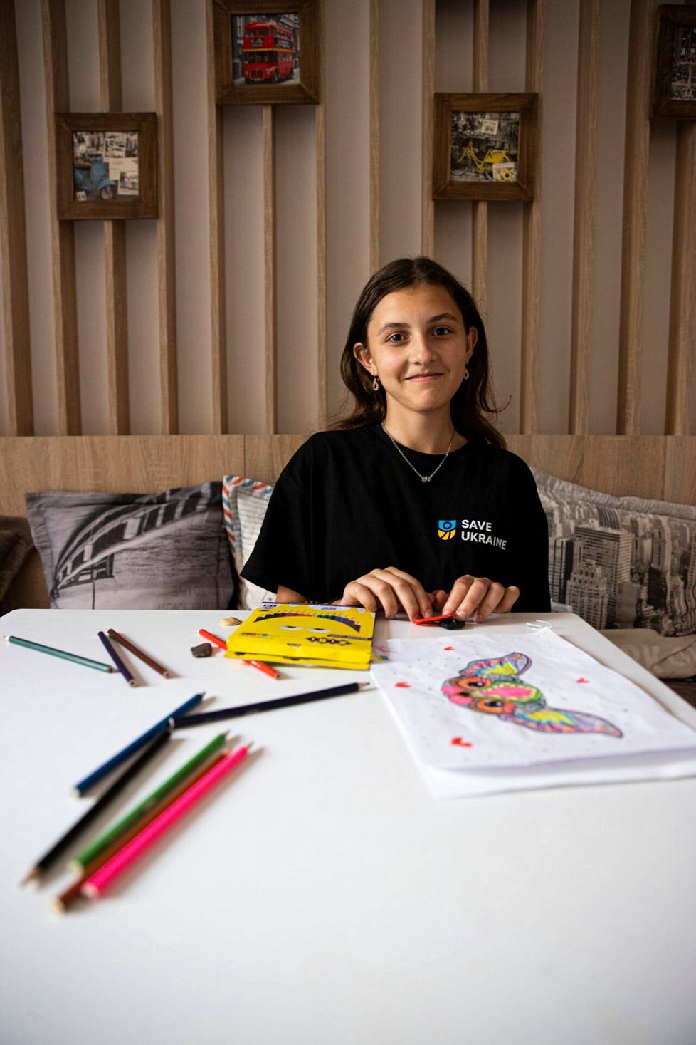 Venäjältä Ukrainaan palautettu Jasmina, 13, osallistui taidetyöpajaan Save Ukraine -järjestön keskuksessa Kiovassa.