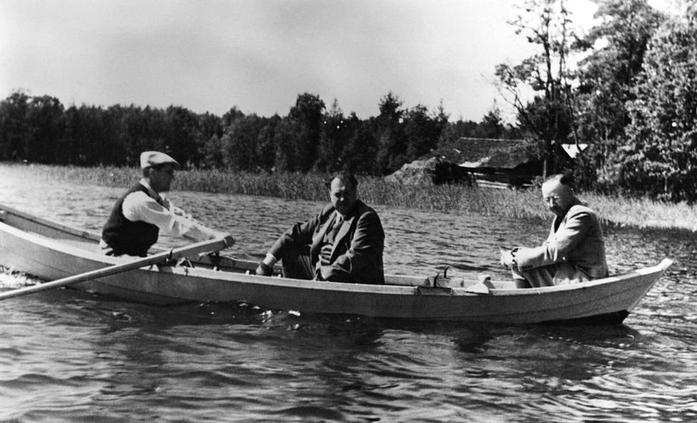 SS-johtaja Heinrich Himmler (oik.) soutelemassa Vanajavedellä Suomen pääministeri J. W. Rangellin kanssa kesällä 1942. Airoissa on Rangell, ja keskellä istuu Himmlerin henkilökohtainen hieroja Felix Kersten.