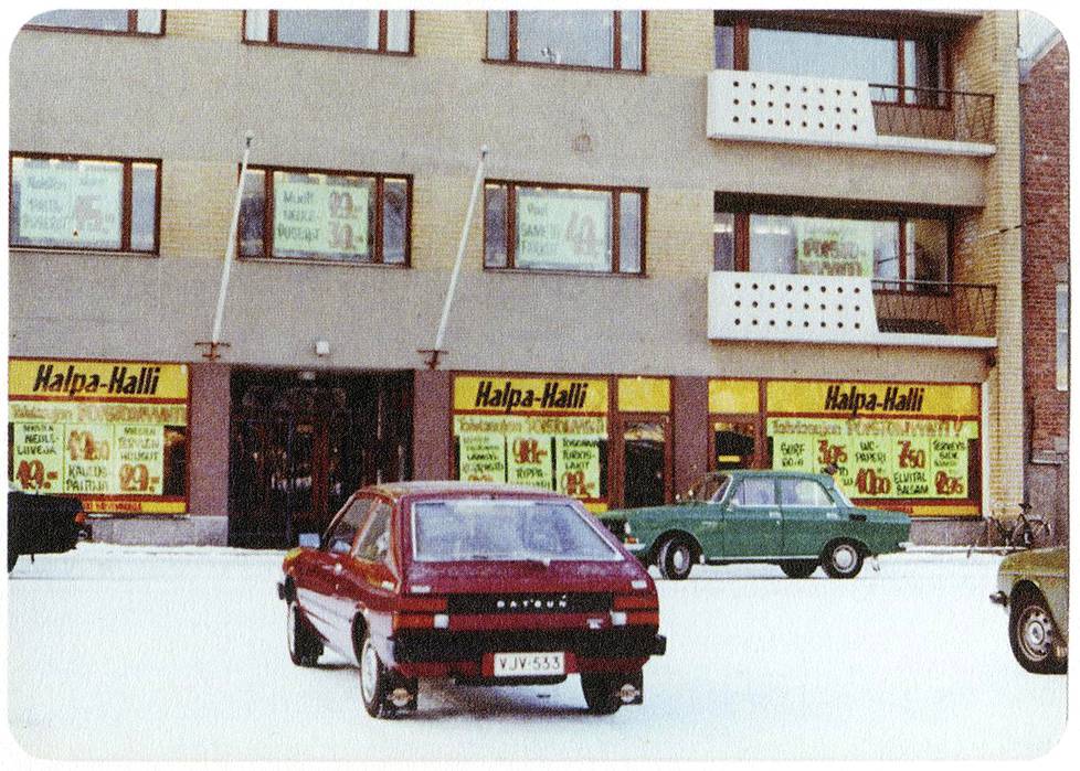 Halpa-Hallin ensimmäinen kauppa sijaitsi Kokkolan Rantakatu 21:ssä.