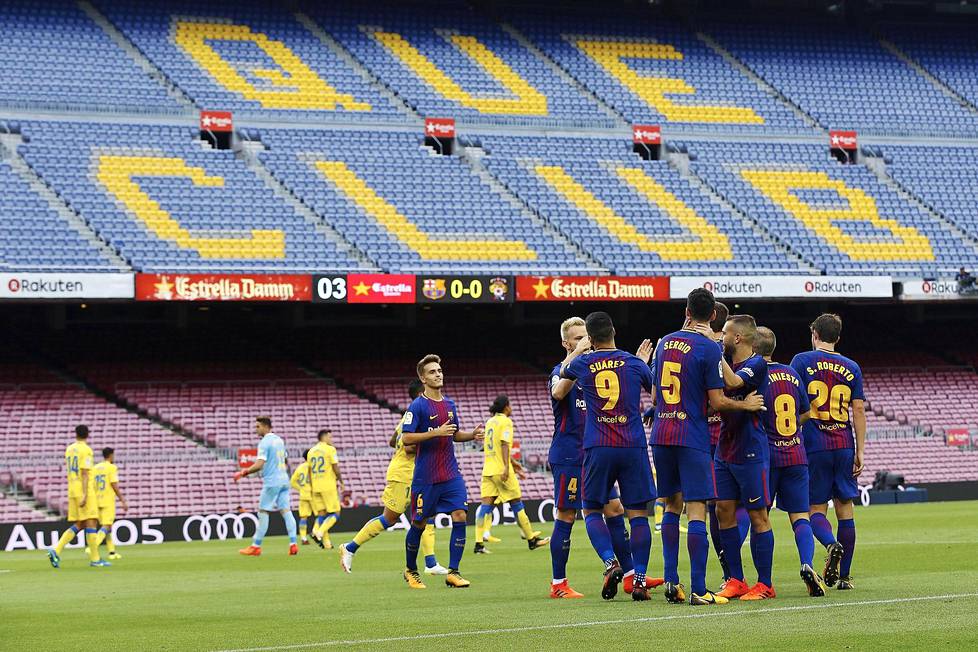 FC Barcelonan ja Las Palmasin välinen Espanjan liigan ottelun pelaaminen oli pitkään epävarmaa kansanäänestykseen liittyvien väkivaltaisten mielenosoituksien vuoksi. Lopulta ottelu päätettiin pelata suljetulla stadionilla ilman yleisöä. FC Barcelona voitti ottelun 3–0.