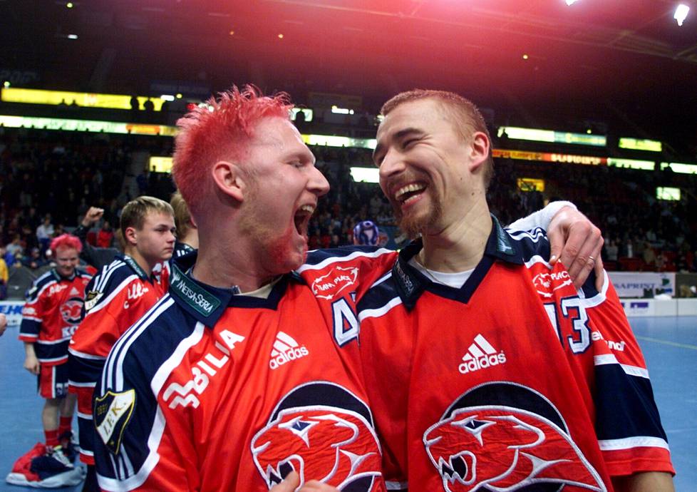 Tähkän (oik.) edustama HIFK kaatoi Espoon Oilersin rankkarikisan jälkeen SM-sarjan loppuottelussa keväällä 2000 Helsingin jäähallissa.