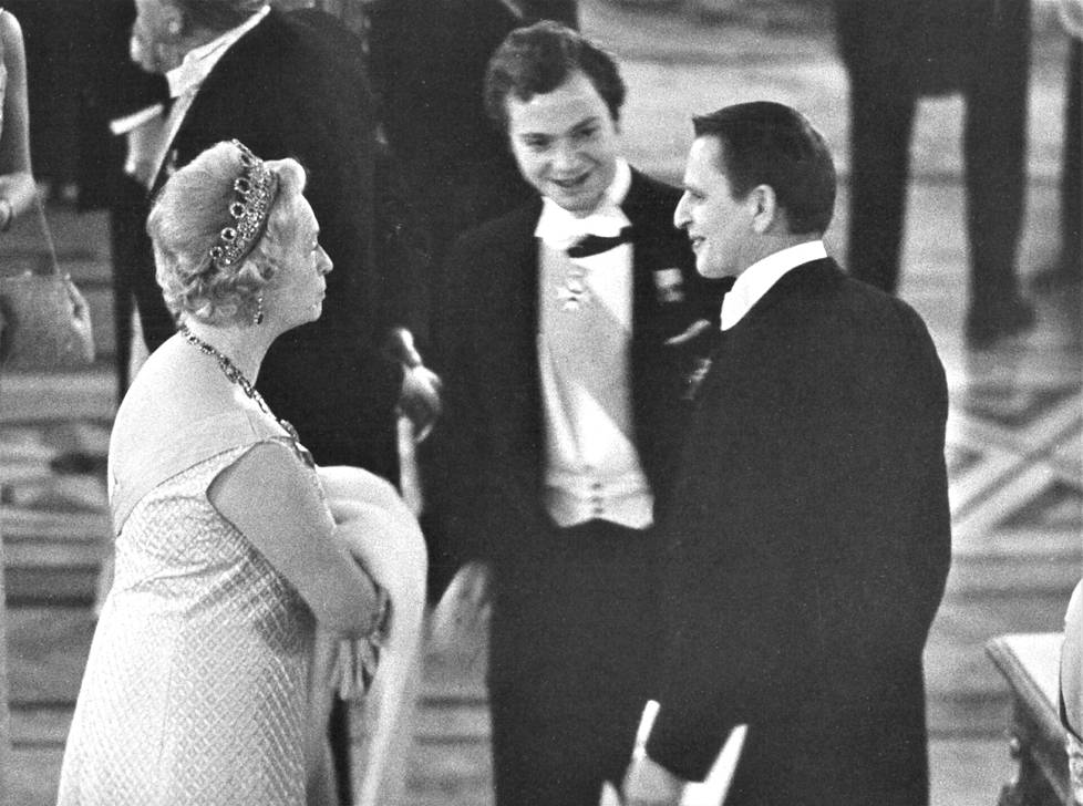 Kruununprinssi Kaarle Kustaa äitinsä, prinsessa Sibyllan sekä pääministeri Olof Palmeen kanssa vuonna 1970.