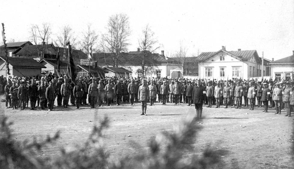 Iisalmen suojeluskunnan osastoja maaliskuussa 1918.
