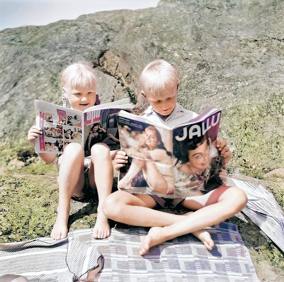 Lapset aikakauslehtiä lukemassa.