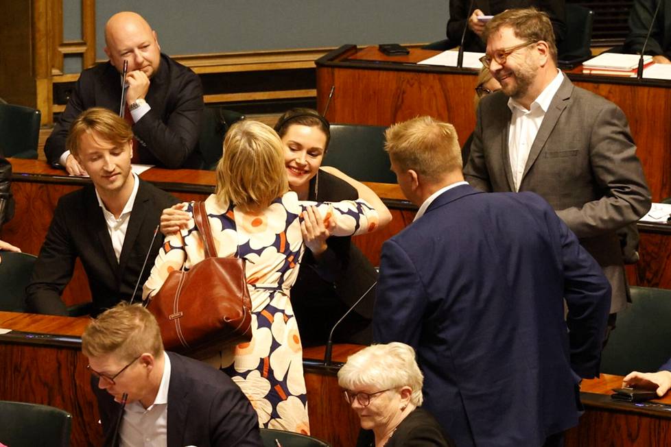 Halauksia jaettiin paljon, kuvassa Marinia tervehtii entinen hallituskumppani, nykyinen opetusministeri Anna-Maja Henriksson (r).