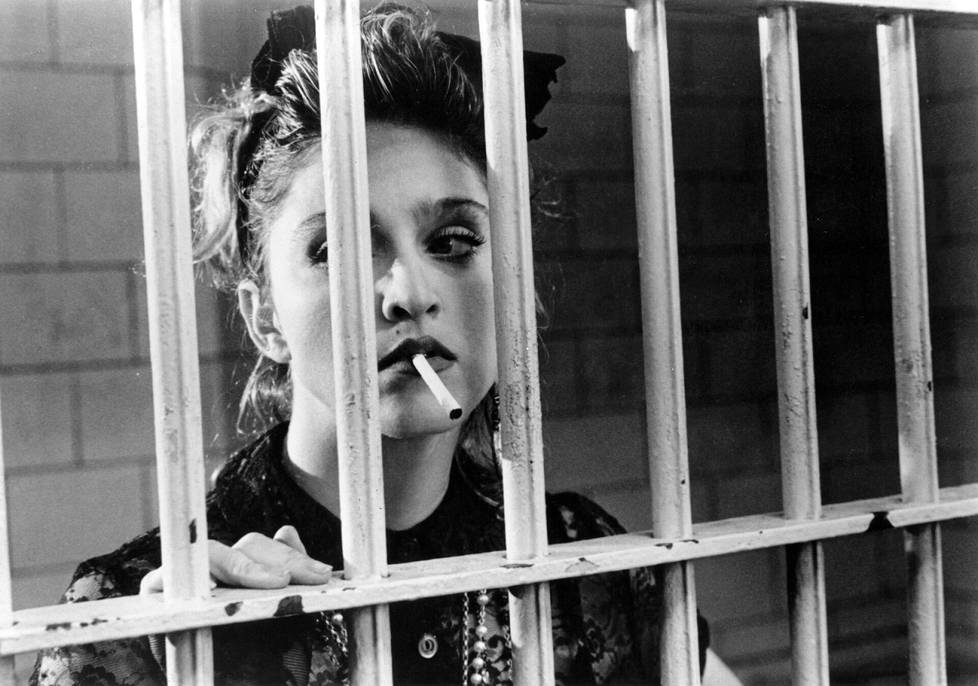Madonna Missä olet, Susan? -elokuvassa vuonna 1985. Madonna äänitti elokuvaa varten kappaleen nimeltään Desperately Seeking Susan, mutta sitä ei lopulta kuulla elokuvassa lainkaan. Sen sijaan toinen Madonnan kappale, Into The Groove, päätyi elokuvan ääniraitaan. 