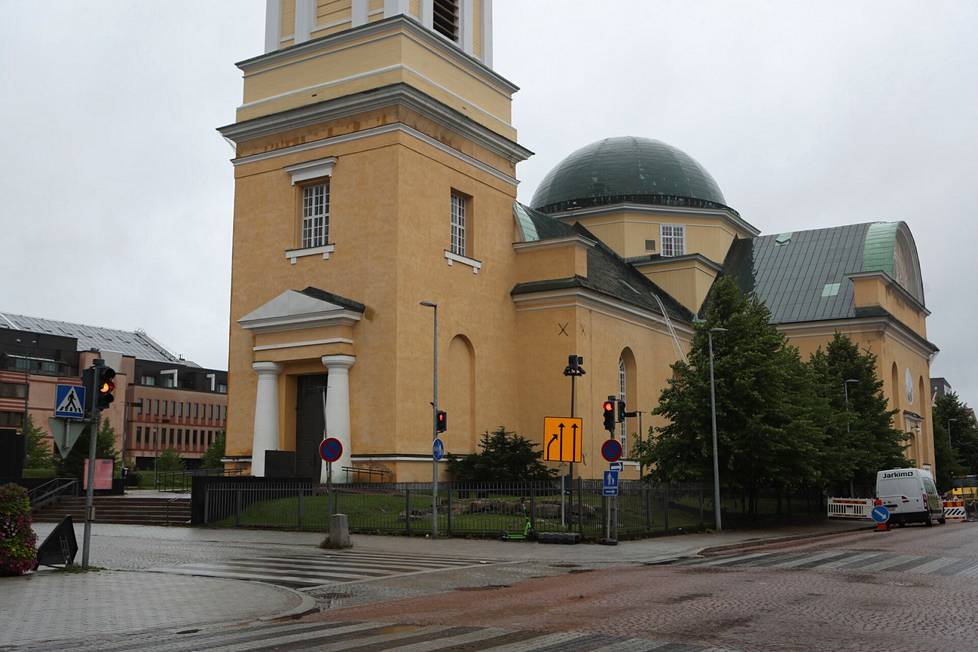 Kuvassa siunaustilaisuuspaikkana toiminut Oulun tuomiokirkko. Kyseessä on vanha rakennus: kirkon kiviseinät ovat peräisin vuodelta 1777. Tuomiokirkon paikalla oli puukirkko 1610-luvulta lähtien, mutta kirkon puuosat tuhoutuivat tulipalossa vuonna 1822. Engel toteutti kirkon uuden ulkoasun vuonna 1827 ja sen korjaus valmistui viisi vuotta myöhemmin. 