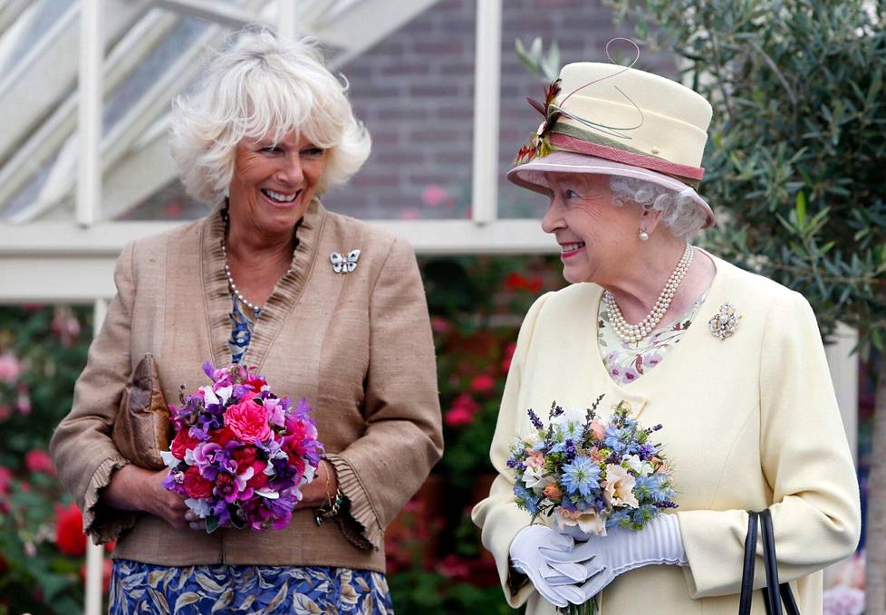 Kuningatar Elisabet ja Camilla iloisissa tunnelmissa Skotlannissa 2014. Tunnollinen ja kulisseissa viihtyvä Camilla sai anoppinsa puolelleen. 