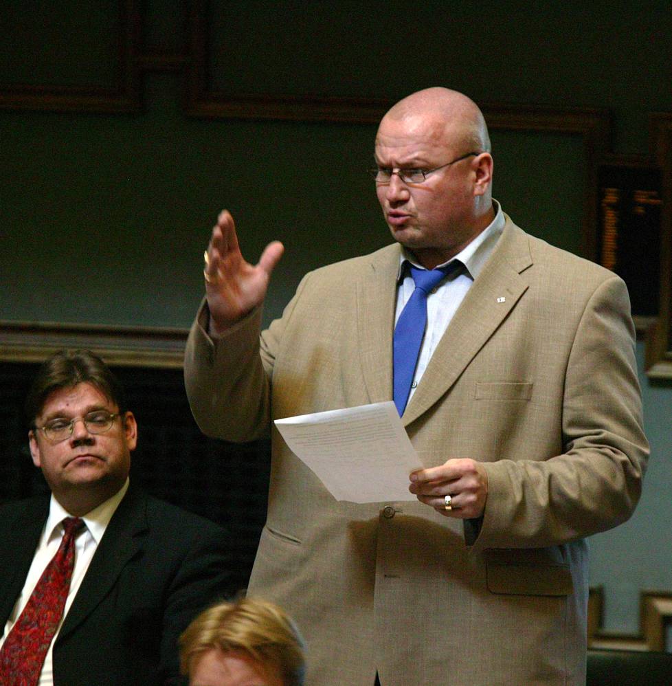 Kansanedustaja Tony Halme kyselytunnilla eduskunnassa 2003.