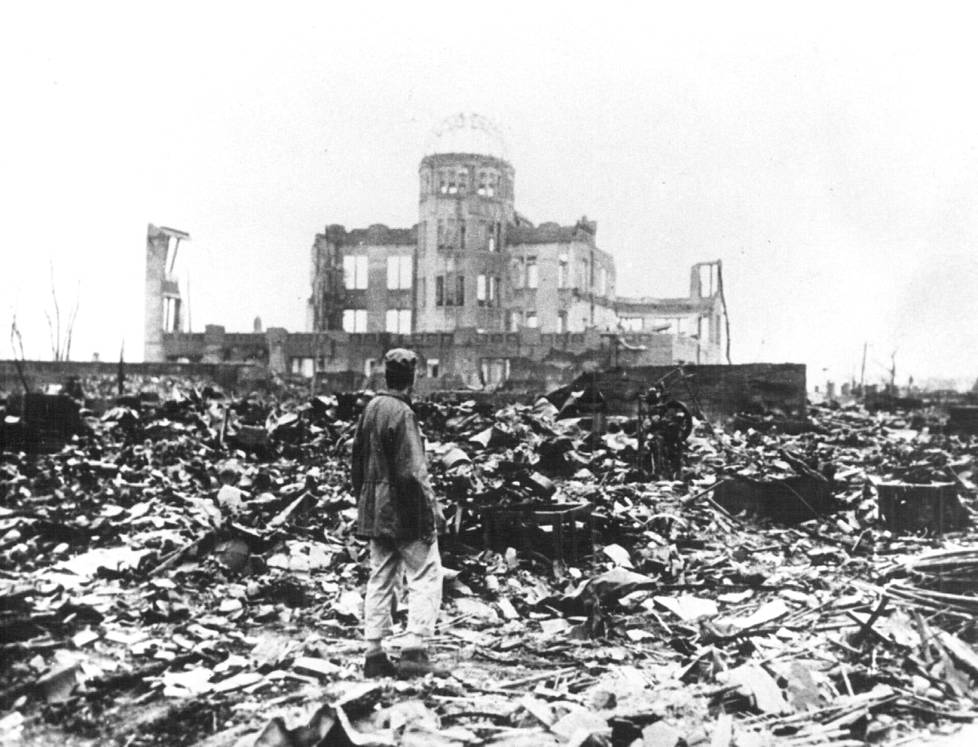 Hiroshima ydintuhon jälkeen vuonna 1945. Kuvassa näkyvä raunio on nykyään osa Hiroshiman rauhanmuistomerkki, joka on osa rauhanmuseota.