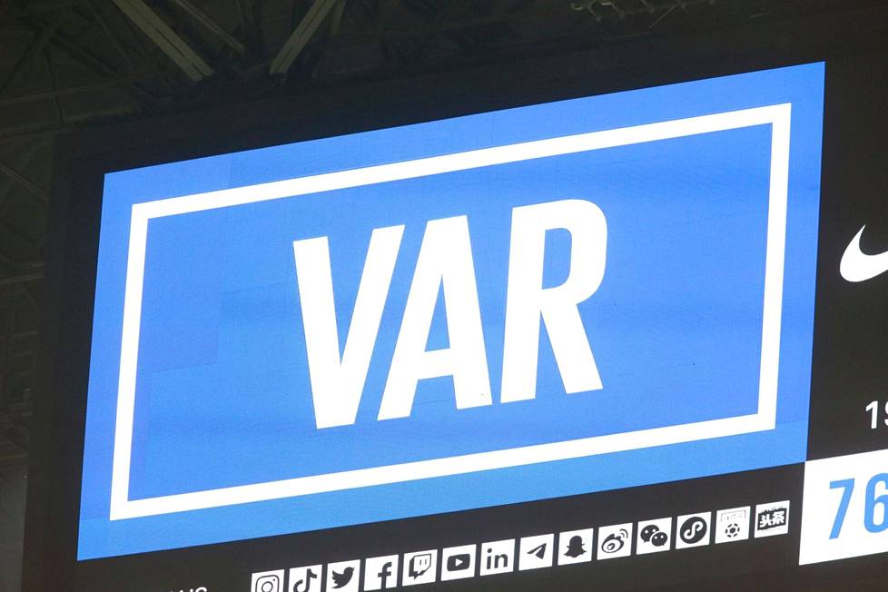 Videotaulu kertoi VAR-tarkastuksesta Milanon San Sirolla lokakuun alussa pelatussa ottelussa Inter-Roma.