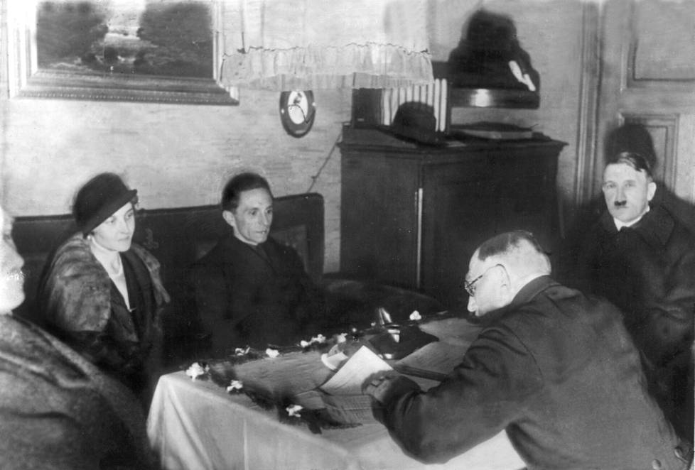 Magda Quandt ja Joseph Goebbels avioituivat 19. joulukuuta 1931. Bestmanina häissä toimi Adolf Hitler. 