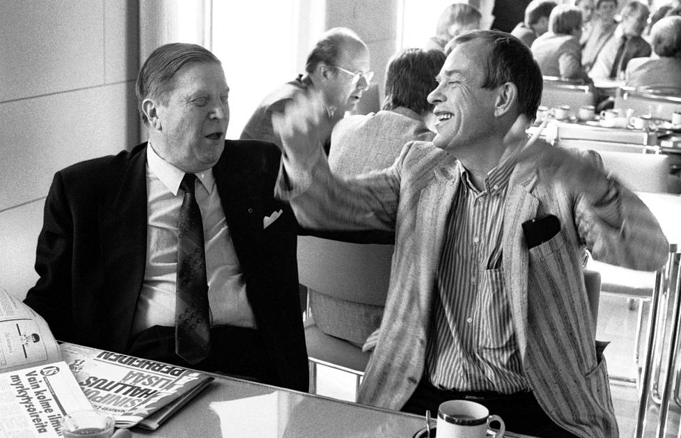 Johannes Virolainen ja Jörn Donner eduskunnan kuppilassa vuonna 1987.