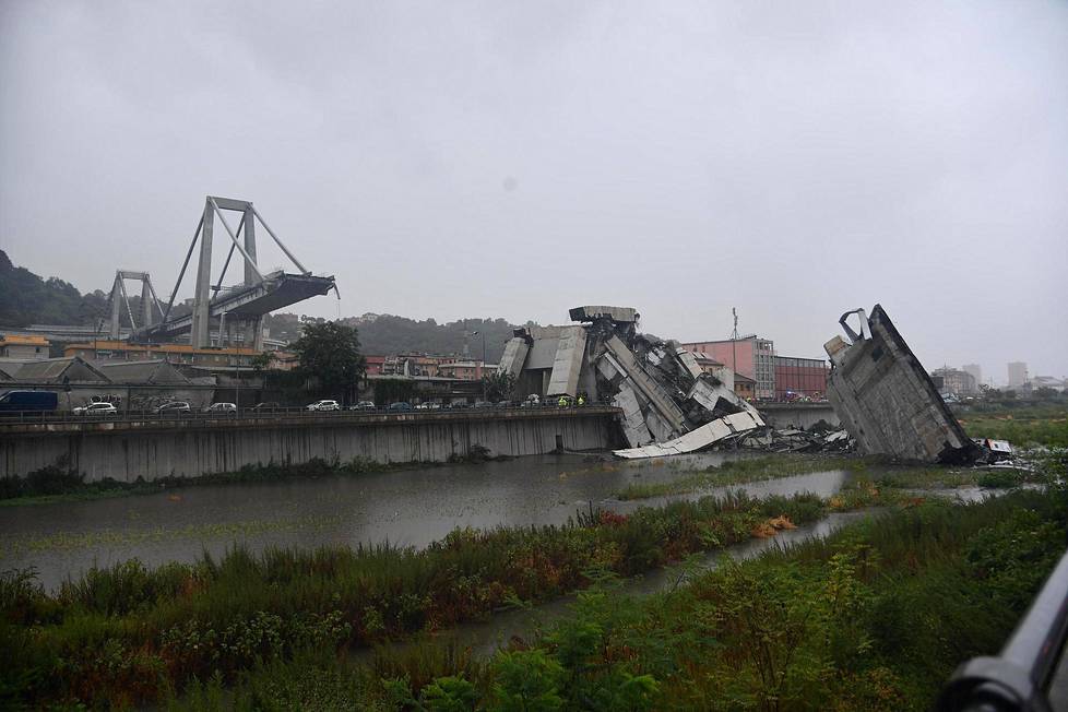 Sky Italia -kanavan haastattelema silminnäkijä on kuvannut tapahtumaa ”apokalyptiseksi”. Hän näki noin kahdeksan tai yhdeksän auton putoavan sillalta.
