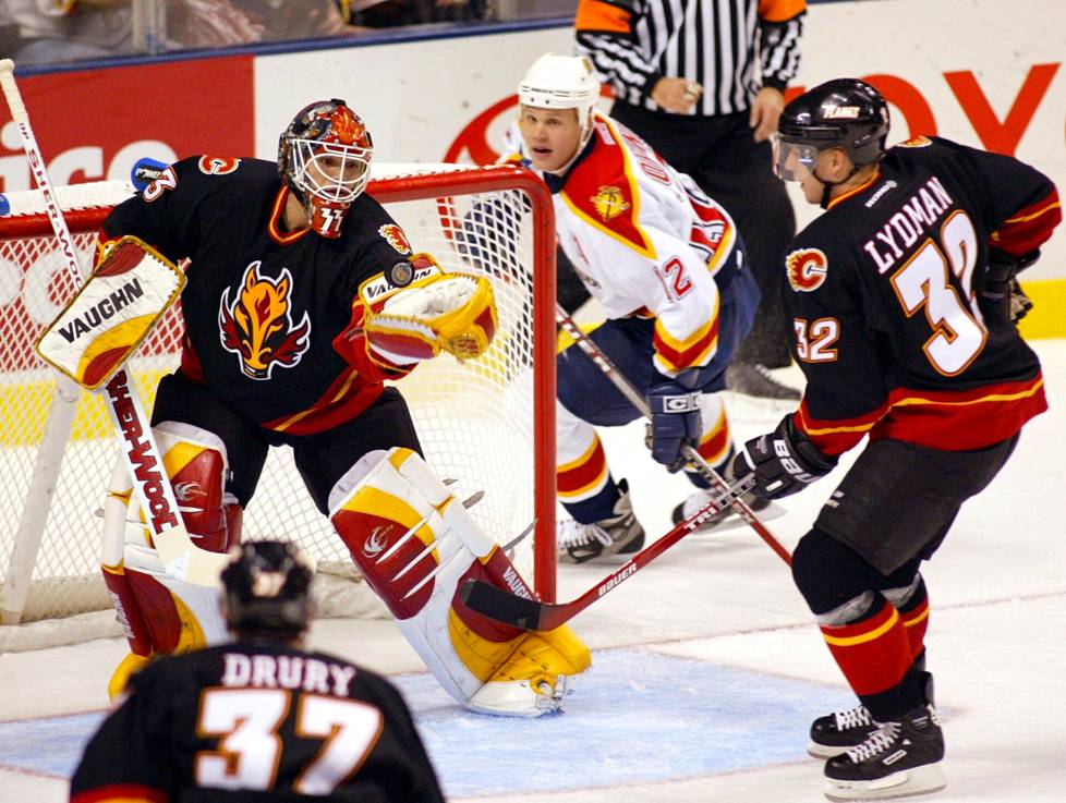 Floridan riveissä hyökännyt Olli Jokinen kohtasi Toni Lydmanin Calgaryn marraskuussa 2002.