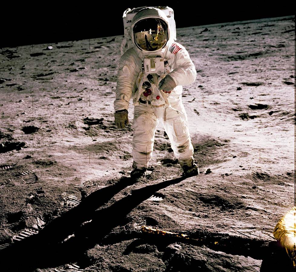 Neil Armstrong heijastuu kypärään kuvassa, jonka hän otti Buzz Aldrinista kuun pinnalla.