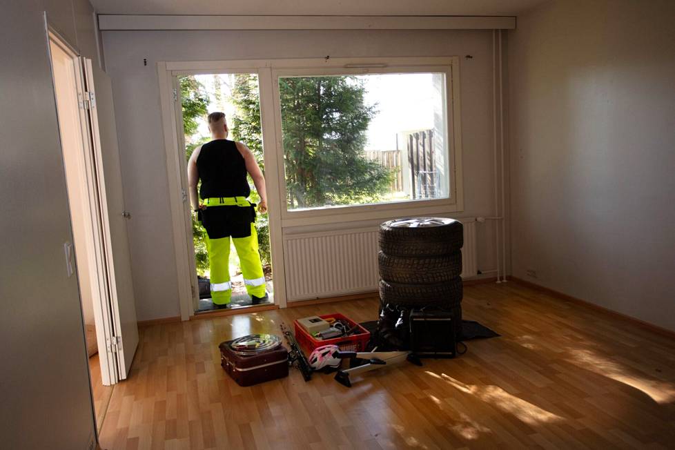 The photos in this article were taken in early May, when Juha was vacating her home.  He not only terminated his lease, but sold everything he owned.  - In the past, when I was short of money, I sold my property.