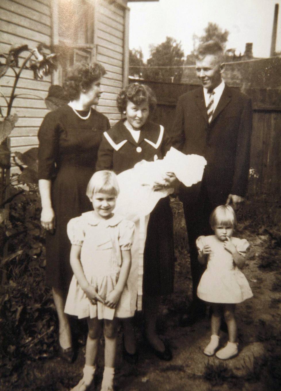 Nykästen perheen ainoa poika sai kasteessa nimekseen Matti Ensio. Valokuva on ristiäisistä kesältä 1963.