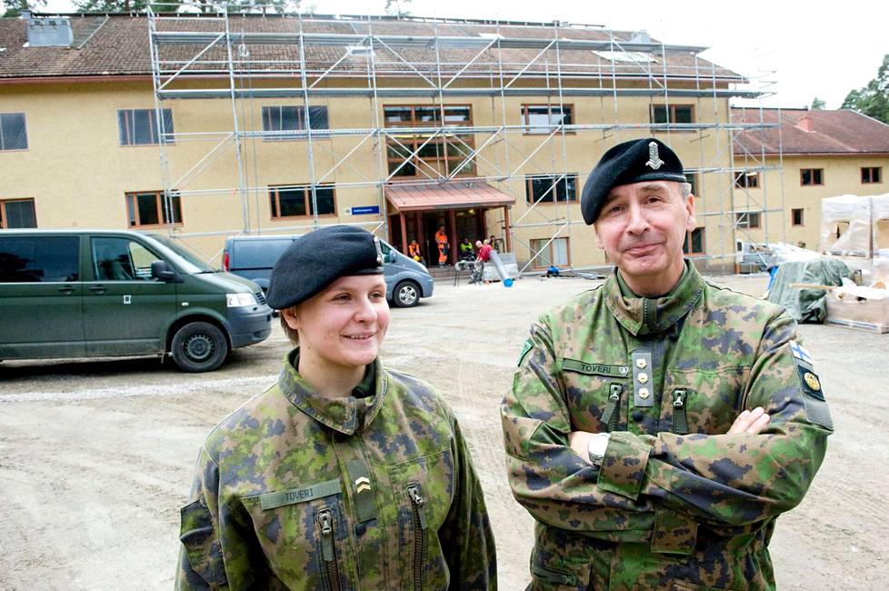 Kaksi saman perheen barettipäistä panssarisotilasta vuonna 2011: eversti Pekka Toveri ja alikersantti Tiina Toveri.