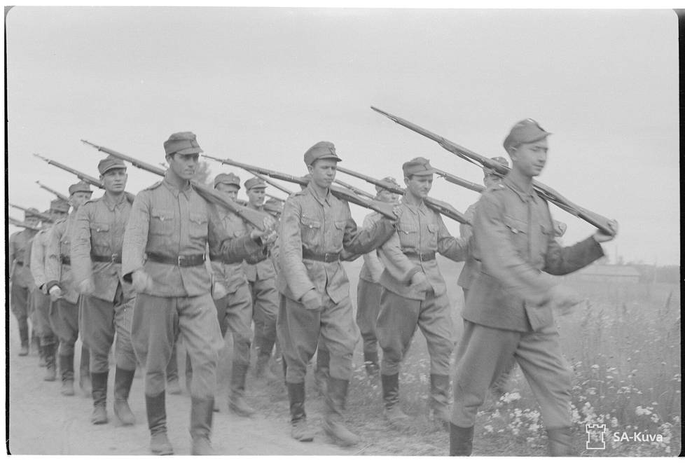 Virolaisen vapaaehtoisrykmentin upseerioppilaat marssilla taisteluharjoituksiin Käkisalmen maastossa.