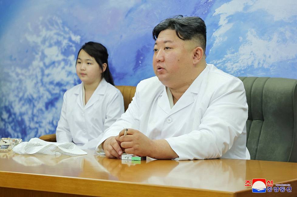 Kim Ju-ae nähtiin isänsä Kim Jong-unin rinnalla toukokuussa tapaamassa satelliittien laukaisua valmistelevan komitean jäseniä.