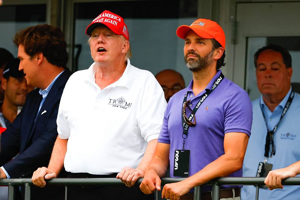 Donald Trump ja Donald Trump junior seurasivat Saudi-Arabian rahoittamaa golfturnausta heinäkuussa Trumpin golfkentällä New Jerseyssä.