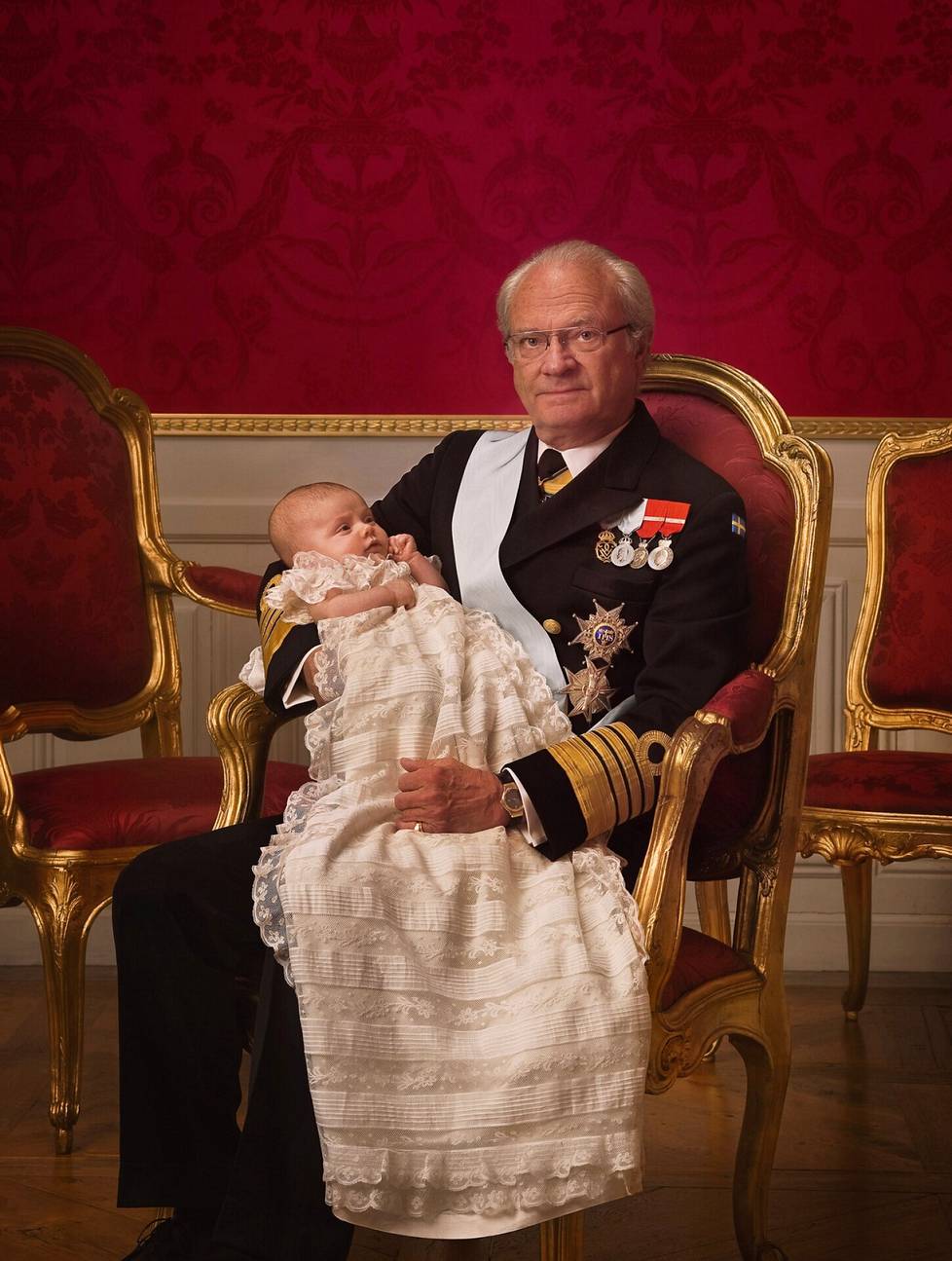 Kuningas Kaarle XVI Kustaa ja tuleva kuningatar Estelle ristiäispäivänä.