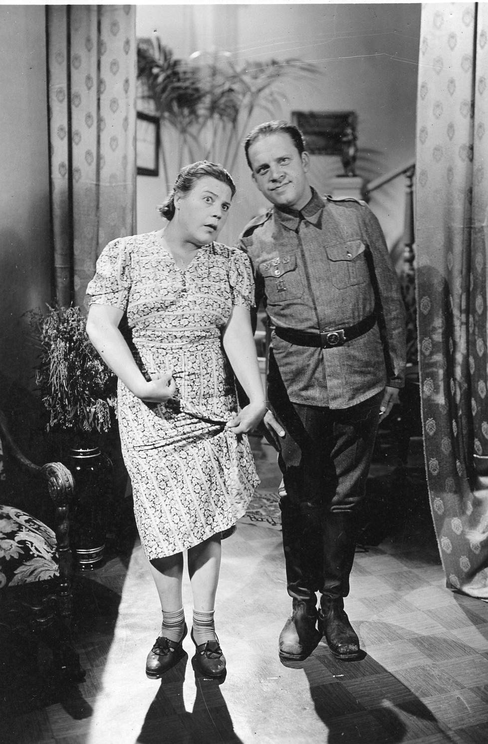 Siiri ja Kaarlo Angerkoski näyttelivät yhdessä mm. vuonna 1939 valmistuneessa elokuvassa Serenaadi sotatorvella. Kaarlo kuoli myöhemmin samana vuonna.