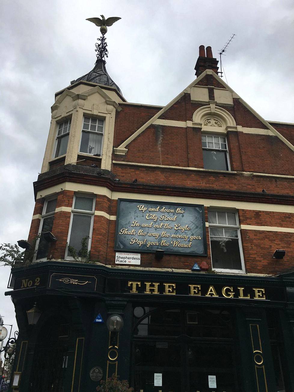 Eagle-pubi sijaitsee City Roadilla, joka tavallisesti on hyvin vilkas.