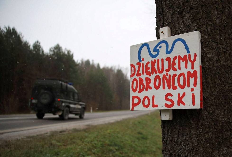 ”Kiitämme teitä, Puolan puolustajat”, luki Sokolkan kaupungin lähellä tien varteen kiinnitetyssä kyltissä viime viikolla. Kiitokset oli osoitettu rajavartiostolle sekä rajalle tuoduille joukoille.