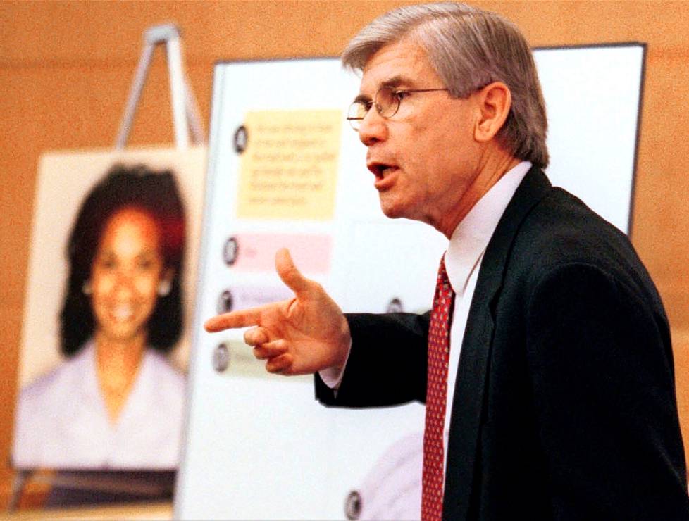 Syyttäjä esittelee Cherica Adamsin kuvaa Rae Carruthin oikeudenkäynnissä 2001.