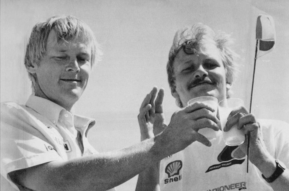 Kankkunen juhli Dakar-rallin voittoa 1988.