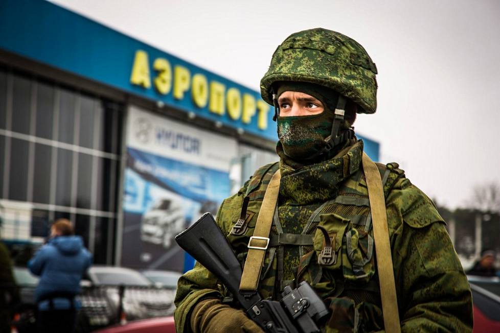 Tunnukseton venäläissotilas Simferopolin lentokentällä 28. helmikuuta 2014.