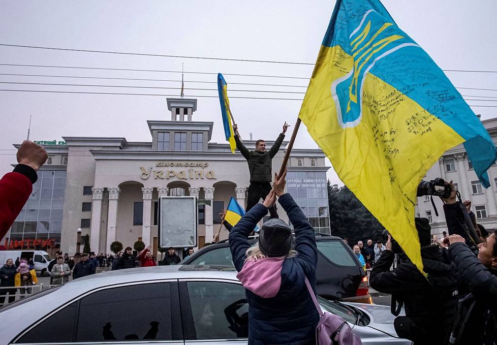 Kaupunkilaiset juhlivat päiväkausia Hersonin keskustassa, kun venäläismiehittäjät olivat vetäytyneet Dneprin yli marraskuussa 2022.