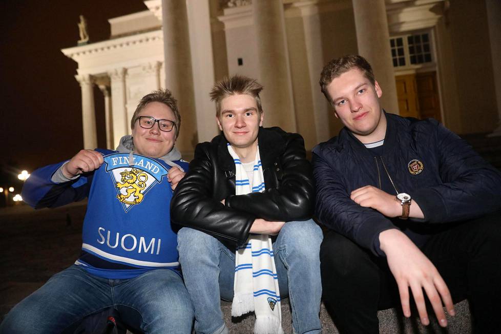 Juuso Ijäs, Aku Heino ja Tuomas Rauhala tulivat Lahdesta Helsinkiin juhlimaan leijonien MM-voittoa.